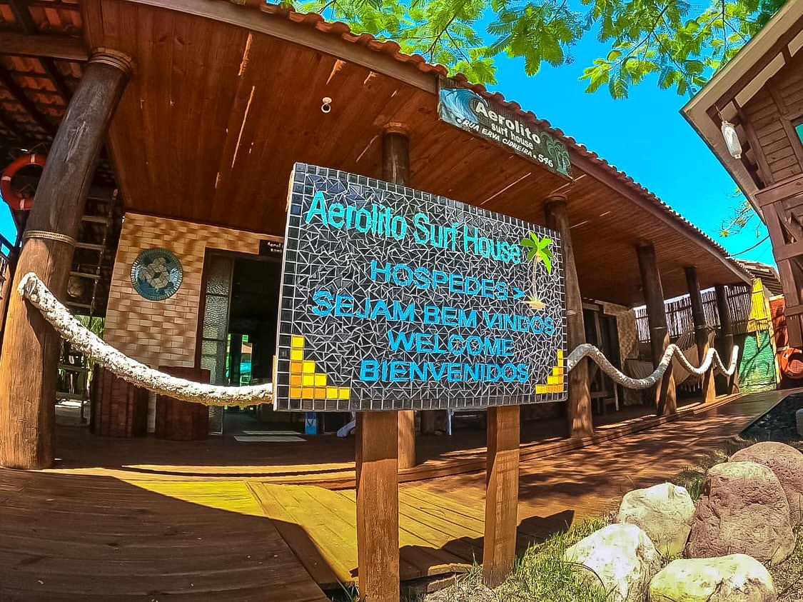 Placa de mosaico da Aerolito Surf House: hóspedes sejam bem vindos, welcome, bienvenidos
